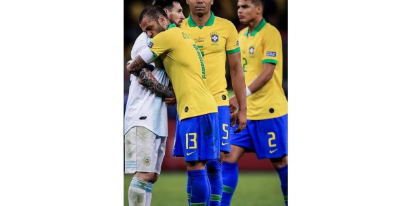 Dani Alves obejme Lionela Messiho